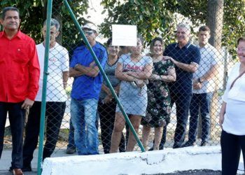 El presidente de Cuba, Miguel Díaz-Canel, y su esposa, Lis Cuesta, hacen fila en la entrada de un colegio electoral para votar en el referendo de la nueva Constitución, el 24 de febrero de 2019. Foto: Ernesto Mastrascusa / EFE.