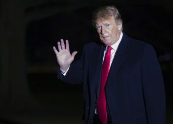 El presidente estadounidense Donald Trump al bajarse del helicóptero presidencial en la Casa Blanca en Washington el 3 de febrero del 2019. (AP Photo/Alex Brandon, File)