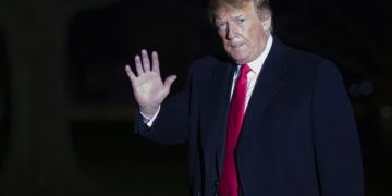 El presidente estadounidense Donald Trump al bajarse del helicóptero presidencial en la Casa Blanca en Washington el 3 de febrero del 2019. (AP Photo/Alex Brandon, File)