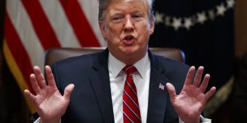 El presidente estadounidense Donald Trump habla en una reunión del gabinete en la Casa Blanca el martes, 12 de febrero del 2019. Foto: Evan Vucci / AP.