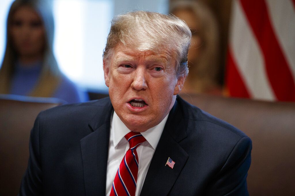 El presidente Donald Trump conversa durante una reunión del gabinete en la Casa Blanca en Washington, el 12 de febrero de 2019. Foto: Evan Vucci / AP.