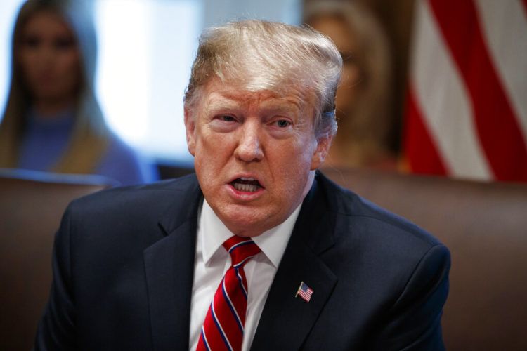 El presidente Donald Trump conversa durante una reunión del gabinete en la Casa Blanca en Washington, el 12 de febrero de 2019. Foto: Evan Vucci / AP.