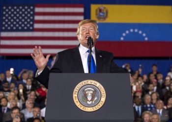 El presidente Donald Trump habla ante una comunidad de estadounidenses de origen venezolano en la Universidad Internacional de Florida en Miami, Florida, el lunes 18 de febrero de 2019. (AP Foto/Andrew Harnik)