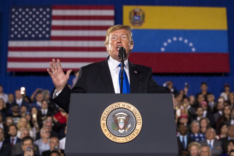 El presidente Donald Trump habla ante una comunidad de estadounidenses de origen venezolano en la Universidad Internacional de Florida en Miami, Florida, el lunes 18 de febrero de 2019. (AP Foto/Andrew Harnik)