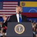 El presidente Donald Trump habla ante una comunidad de estadounidenses de origen venezolano en la Universidad Internacional de Florida en Miami, Florida, el lunes 18 de febrero de 2019. (AP Foto/Andrew Harnik)