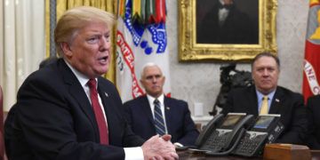 El presidente Donald Trump (izquierda) habla durante una reunión en la oficina Oval de la Casa Blanca en Washington, el jueves 31 de enero de 2019. Atrás se observa al vicepresidente Mike Pence (al centro) y al secretario de Estado Mike Pompeo (derecha). Foto: Susan Walsh / AP.