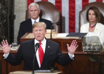 El presidente Donald Trump pronuncia su discurso sobre el Estado de la Unión ante una sesión conjunta del Congreso en el Capitolio en Washington, el martes 5 de febrero de 2019. Atrás, a la izquierda, se encuentra el vicepresidente Mike Pence, y a la derecha la presidenta de la Cámara de Representantes, la demócrata Nancy Pelosi. (AP Foto/Andrew Harnik)