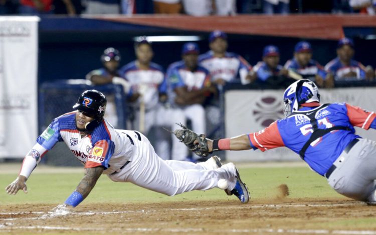 Edwin Espinal, de las Estrellas Orientales de República Dominicana, se desliza a salvo en el plato en la parte baja de la cuarta entrada en partido contra los Cangrejeros de Santurce de Puerto Rico en la Serie del Caribe en el estadio Rod Carew en Ciudad de Panamá, el jueves 7 de febrero de 2019. (AP Foto/Arnulfo Franco)