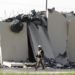 Un trabajador pasa por un prototitpo del muro fronterizo que fue demolido el miércoles 27 de febrero de 2019, en la frontera entre Tijuana, México, y San Diego. Foto: Gregory Bull / AP.