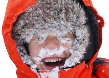 Un niño juega con la nieve en medio de una tormenta invernal en Seattle el 4 de febrero de 2019. Foto: Genna Martin / seattlepi.com vía AP.