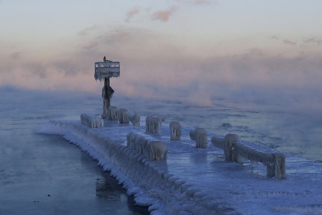 El faro de un puerto está cubierto por hielo y nieve sobre el lago Michigan en Chicago, 30 de enero de 2019. Foto: Nam Y. Huh/AP.