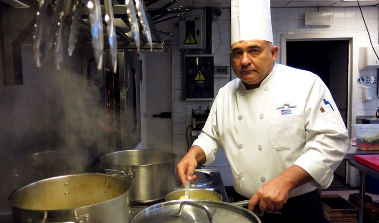 Los sabores de la gastronomía cubana llegan a Bélgica, el país de los mejillones y la cerveza, de la mano de Carlos Arbelo, una cita con la cocina caribeña enmarcada dentro del ciclo de cultura cubana en Bélgica. Foto: Javier Monteagudo / EFE.