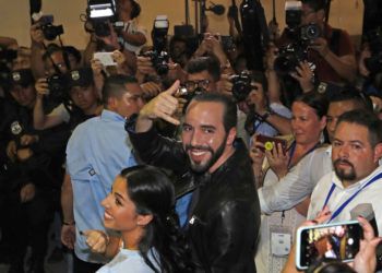 El próximo presidente de El Salvador, Nayib Bukele, y su esposa Gabriela en un centro de votación en San Salvador el 3 de febrero del 2019. Foto: Moises Castillo / AP.