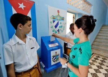 Más de 25.000 colegios electorales abrieron sus puertas en Cuba para votar en el referendo sobre la nueva Constitución. Foto: Ernesto Mastrascusa / EFE.