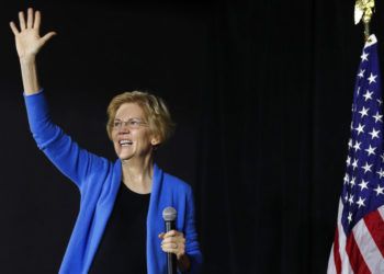 La senadora demócrata Elizabeth Warren saluda a los asistentes a su llegada a un evento, el domingo 10 de febrero de 2019, en Cedar Rapids, Iowa. Foto: Charlie Neibergall / AP.