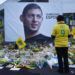 Un aficionado del club francés Nantes se detiene frente a la imagen del futbolista argentino Emiliano Sala junto a la frase "mantengamos la esperanza" afuera del estadio La Beaujoire, antes del partido de la liga francesa entre Nantes y Saint-Etienne, en Nantes, Francia. Foto: Thibault Camus / AP.