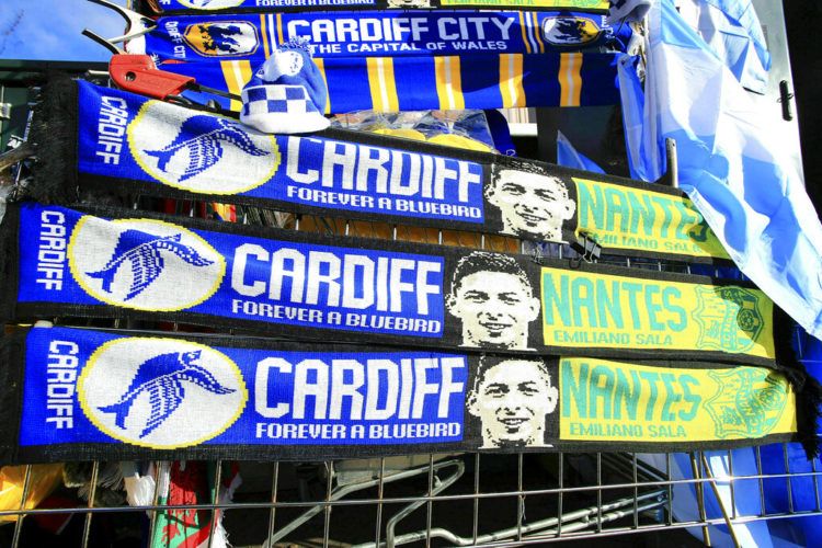 Bufandas en tributo del delantero argentino Emiliano Sala son desplegadas afuera del estadio del Cardiff City en Cardiff, Gales, el sábado 2 de febrero de 2019. (Mark Kerton/PA via AP)