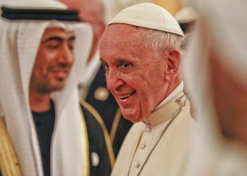 El papa Francisco durante su llegada al aeropuerto de Abu Dabi, en Emiratos Árabes Unidos, para el primer viaje papal de la historia a la región, cuna del islam. Foto: Andrew Medichini.