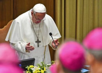 El Papa Francisco reza en el inicio de una cumbre para la prevención de abusos sexuales, en el Vaticano, el 21 de febrero de 2019. Foto: Vincenzo Pinto / Pool vía AP / Archivo.