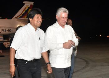 Evo Morales (izq) es recibido en el aeropuerto de La Habana por el presidente cubano Miguel Díaz-Canel, la noche del 31 de enero de 2019, cuando aún era presidente de Bolivia. Foto: Granma / Archivo.