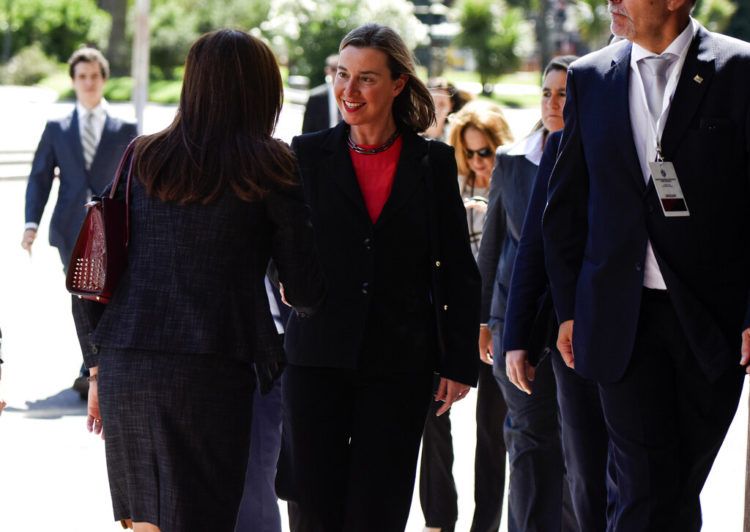 La alta representante de la Unión Europea para Asuntos Exteriores y Política de Seguridad, Federica Mogherini, llega a la reunión inaugural del Grupo de Contacto Internacional sobre Venezuela, en Montevideo, Uruguay, el jueves 7 de febrero de 2019. Foto: Matilde Campodonico / AP.