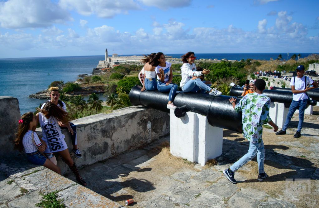 Jóvenes en la Feria Internacional del Libro de La Habana 2019, en la fortaleza de San Carlos de La Cabaña. Foto: Otmaro Rodríguez.