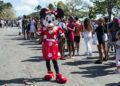 En las afueras de la fortaleza de San Carlos de La Cabaña, durante la Feria Internacional del Libro de La Habana 2019. Foto: Otmaro Rodríguez.