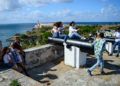 Jóvenes en la Feria Internacional del Libro de La Habana 2019, en la fortaleza de San Carlos de La Cabaña. Foto: Otmaro Rodríguez.