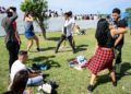 Jóvenes en la Feria Internacional del Libro de La Habana 2019, en la fortaleza de San Carlos de La Cabaña. Foto: Otmaro Rodríguez.