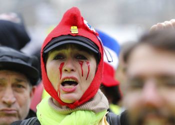 Una manifestante grita durante una protesta de los chalecos amarillos el sábado 2 de febrero de 2019 en París. Foto: François Mori / AP.