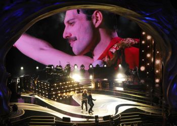 Una imagen de Freddie Mercury aparece en pantalla mientras Brian May, izuierda, y Adam Lambert de Queen interpretan un número musical en los Oscar Oscar en el Teatro Dolby de Los Angeles el 24 de febrero de 2019. (Foto Chris Pizzello/Invision/AP