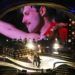 Una imagen de Freddie Mercury aparece en pantalla mientras Brian May, izuierda, y Adam Lambert de Queen interpretan un número musical en los Oscar Oscar en el Teatro Dolby de Los Angeles el 24 de febrero de 2019. (Foto Chris Pizzello/Invision/AP