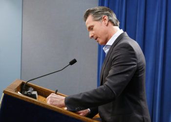 Gavin Newsom, gobernador de California, firma una orden ejecutiva para retirar la mayor parte de las tropas de la Guardia Nacional del estado que están emplazadas en la frontera con México, en el Capitolio en Sacramento, el lunes 11 de febrero de 2019. Foto: Rich Pedroncelli / AP.