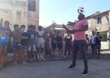 Erick Hernández durante una exhibición de dominio del balón en plena calle. Foto: Tomada del Facebook de Guillermo Rodríguez/Archivo.