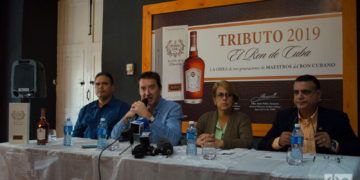 Presentación del ron Tributo 2019, de Havana Club, en la capital cubana, el 14 de febrero de 2019. De izquierda a derecha: Amed Álvarez, director de Ventas para Cuba; Christian Barré (al micrófono), director general de la compañía, y los maestros roneros Salomé Alemán y Asbel Morales. Foto: Otmaro Rodríguez.