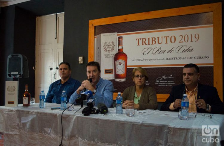 Presentación del ron Tributo 2019, de Havana Club, en la capital cubana, el 14 de febrero de 2019. De izquierda a derecha: Amed Álvarez, director de Ventas para Cuba; Christian Barré (al micrófono), director general de la compañía, y los maestros roneros Salomé Alemán y Asbel Morales. Foto: Otmaro Rodríguez.