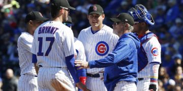 El mánager de los Cachorros Joe Maddon visita el montículo durante un juego de pretemporada contra los Rangers en Mesa, Arizona, el 24 de febrero del 2018. Maddon dice que los peloteros de hoy, la generación de los millenials, quieren que les expliquen las razones de cada decisión y que eso le parece bien. (AP Photo/Carlos Osorio, File)