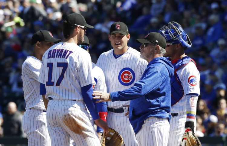 El mánager de los Cachorros Joe Maddon visita el montículo durante un juego de pretemporada contra los Rangers en Mesa, Arizona, el 24 de febrero del 2018. Maddon dice que los peloteros de hoy, la generación de los millenials, quieren que les expliquen las razones de cada decisión y que eso le parece bien. (AP Photo/Carlos Osorio, File)