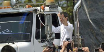 El autoproclamado presidente interino Juan Guaidó levanta el pulgar tras subirse a uno de los camiones con ayuda humanitaria que buscarán ingresar a Venezuela desde Cúcuta, Colombia, el sábado 23 de febrero de 2019. Foto: Fernando Vergara / AP.