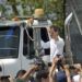 El autoproclamado presidente interino Juan Guaidó levanta el pulgar tras subirse a uno de los camiones con ayuda humanitaria que buscarán ingresar a Venezuela desde Cúcuta, Colombia, el sábado 23 de febrero de 2019. Foto: Fernando Vergara / AP.