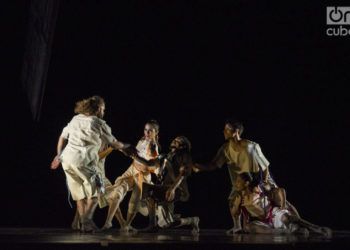 La compañía Acosta Danza estrena la obra "Portal", en el Gran Teatro Alicia Alonso de La Habana. Foto: Enrique Smith / Archivo.
