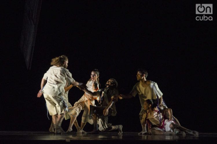 La compañía Acosta Danza estrena la obra "Portal", en el Gran Teatro Alicia Alonso de La Habana. Foto: Enrique Smith / Archivo.