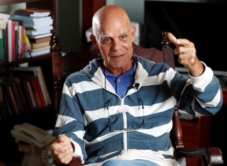 Pedro Juan Gutiérrez en su casa en La Habana. Foto: Ernesto Mastrascusa / EFE.