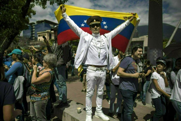 Mitin de la oposición para proponer leyes de amnistía para la policía y las fuerzas armadas, en Las Mercedes de Caracas, Venezuela, el sábado 26 de enero de 2019. Foto: Rodrigo Abd / AP.