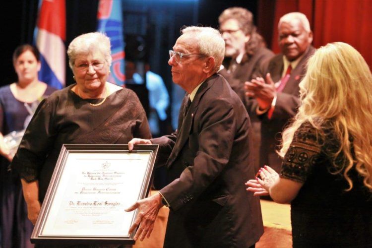 El historiador de La Habana, Eusebio Leal, recibe el título de Doctor Honoris Causa del Instituto Superior de Relaciones Internacionales (ISRI) de Cuba, el 14 de febrero de 2019. Foto: @BrunoRguezP / Twitter.