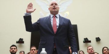 El secretario de Justicia interino Matthew Whitaker presta juramento de decir la verdad al ser interpelado por la Comisión de Asuntos Jurídicos de la Cámara de Representantes en el Congreso, Washington, viernes 8 de febrero de 2019. Foto: Andrew Harnik / AP.