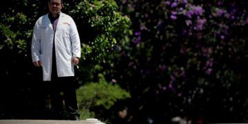 El médico cubano Yennier Escobar, de 33 años, camina por las instalaciones de la Unidad Básica de Salud "Nova Bom Sucesso", el lunes 28 de enero de 2019, en Guarulhos, estado de Sao Paulo. Foto: Fernando Bizerra Jr. / EFE.