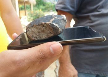 Uno de los fragmentos de un meteorito caídos en Viñales, Pinar del Río, el 1 de febero de 2019. Foto: Periódico Guerrillero.