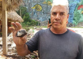 Uno de los fragmentos de un meteorito caídos en Viñales, Pinar del Río, el 1 de febero de 2019, en mano de uno de los testigos del hecho. Foto: Periódico Guerrillero.