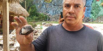 Uno de los fragmentos de un meteorito caídos en Viñales, Pinar del Río, el 1 de febero de 2019, en mano de uno de los testigos del hecho. Foto: Periódico Guerrillero.